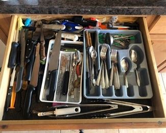 Assorted Kitchen Utensils
Drawer of assorted kitchen utensils including silverware, knives, tongs and more. Used condition.