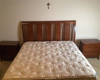 Kincaid Bed and Night Stands
Matching set. Bed - 56"Hx80"Wx87"D ; Night Stands - 28"Hx28"Wx16"D