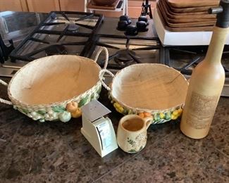 Kitchen Accessories
Two (2) baskets, a dietetic scale, pepper grinder and mug