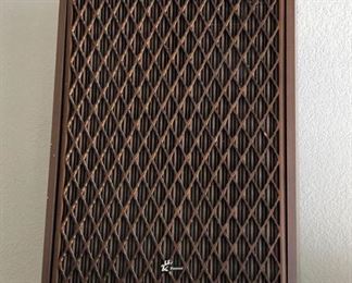 Two (2) Vintage Sansui Speakers
Two (2) Vintage Sansui speakers. Untested. One speaker is on top of a shelf and will need to be taken down by buyer. Speakers are different sizes.