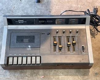 Vintage TEAC A-170 Stereo Cassette Deck
One (1) vintage TEAC A-170 Stereo Cassette deck. Untested, needs cleaned.