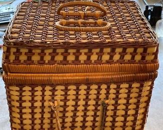 Picnic Basket
One (1) Empty and unbranded picnic basket. Overall good condition. 11"Hx13"Wx10"D