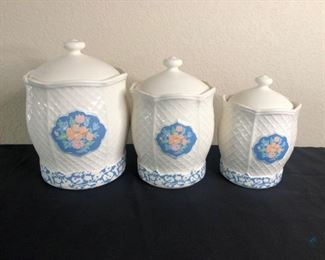 GHC Mexico Canisters
Three (3) GHC Mexican Kitchen canisters. Made in mexico, overall good condition, has crazing, needs cleaned.