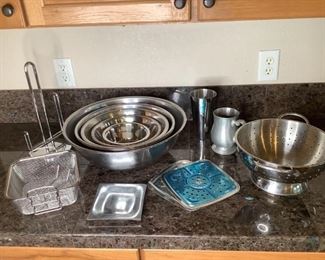 Metal Kitchen Goods
Including mixing bowl set, strainer, paper towel holder and more.