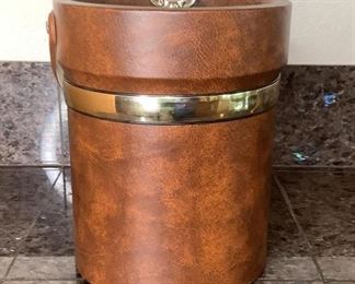 Vintage Ice bucket
One (1) Vintage ice bucket, unbranded. Minor staining in cooler lining. See photos for more.