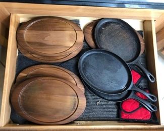 Fajita Skillets and Trays
Six (6) skillets and six (6) skillet trays. Also includes one (1) bowl