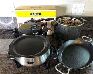 Assorted Cooking Items
One (1) Oster fondue pot 6"H x 14"W. One T-Fal oval pan 18" long. One (1) metal rack 15" tall. One (1) Bella Belgian rotating waffle maker with box. One (1) deep fryer pot, missing lid. 8"H x 11"W