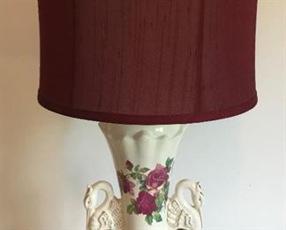 Table lamp with floral decor