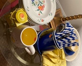 Four Williams Sonoma pasta / soup bowls, yellow napkins/ cobalt blue bowls 