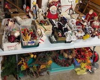 Large selection Xmas decor, holiday wreaths 