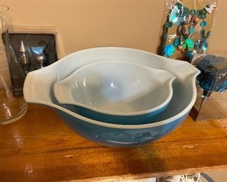 Vintage pyrex blue mixing bowl set 