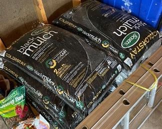Scotts black mulch (8 bags)