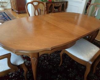 detail of dining table, has 3 leaves and pads