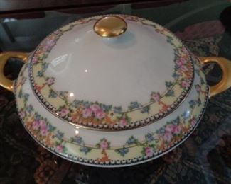 Victoria vegetable dish with lid