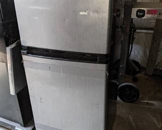 Magic Chef Mini Freezer/ Refrigerator