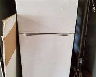Magic Chef Refrigerator HVDR1040W
