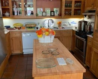 Lots of kitchen items