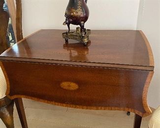 Antique Hepplewhite drop leaf table