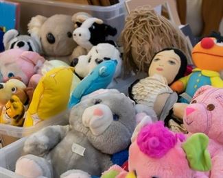 Lots of clean, vintage stuffed animals!