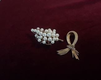 Pearl and 14k brooch. diamond and 14k brooch