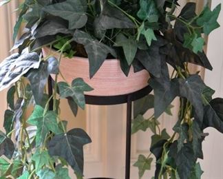 plant stand and faux ivy