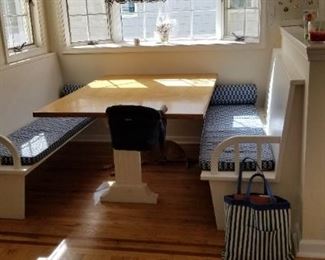 Cute built-in nautical chic dining area