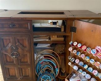 Vintage Singer Sewing Machine & Cabinet