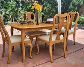 Beautiful table w/four chairs