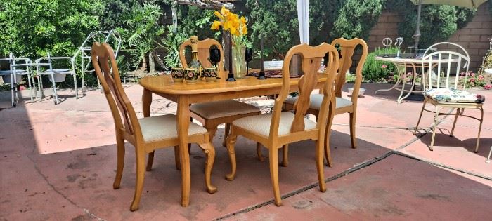 Beautiful table w/four chairs