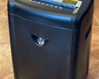 Amazon Basics Paper Shredder B00D7H8XB6 21x14x9.5in HxWxD