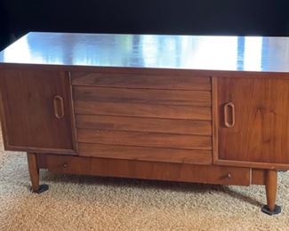 1962 MCM Lane Cedar Chest 188950 Blanket Hope Chest 21.5x47x16.5in HxWxD