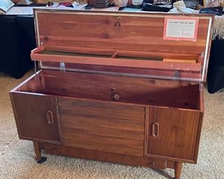 1962 MCM Lane Cedar Chest 188950 Blanket Hope Chest 21.5x47x16.5in HxWxD