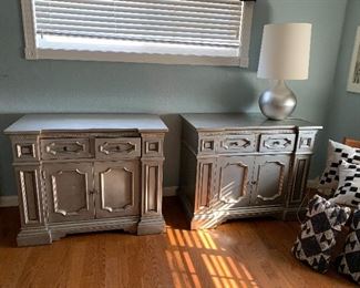 Silver colored night stands: great designer look! 