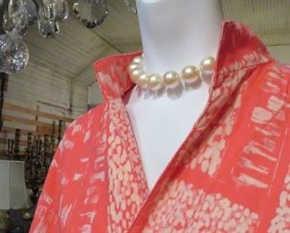 This high quality oversized glass pearl choker is so chic!