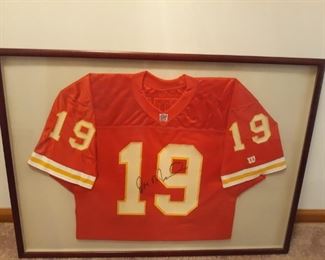 Joe Montana Autographed Chiefs Jersey. Does not come with any paperwork.