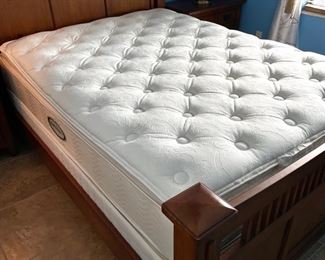 Beauty Rest Queen Mattress/Boxspring (like new)
