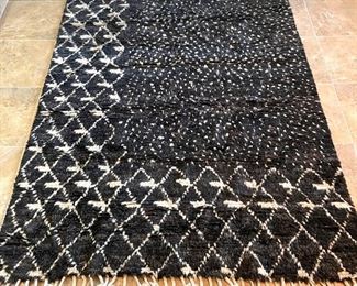 Vintage rug 67" x 87"