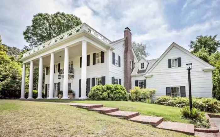 Stunning East Memphis estate with beautiful antiques and outdoor furniture.