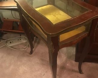 French tabletop display