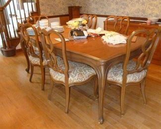 Nice dining room table w/6 chairs & 2 leaves (Drexel)