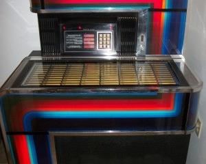 VINTAGE 1970'S SEEBURG JUTE BOX - WOW! And it works and plays 45 records. 