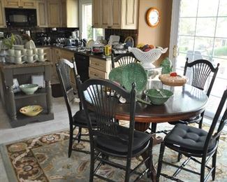 Fabulous Kitchen Filled with Great Kitchen Ware and Entertaining items!