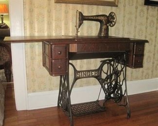 Singer 4 drawer treadle sewing machine from 1924.