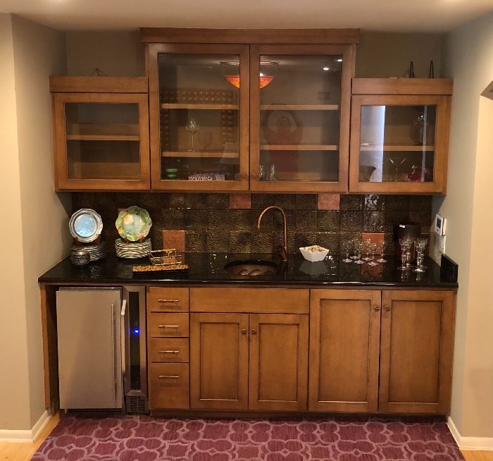 Wet Bar
Matches Kitchen Cabinets
Copper Sink