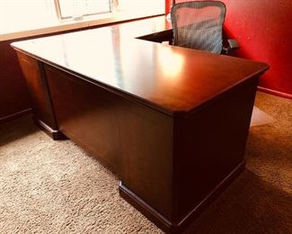 Winners Only Executive Desk & Return