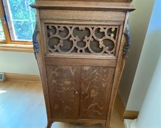 American Cecilian Oak case 78 record player marketed by Montogomery Wards 1920s