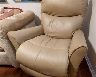 .Lazy Boy with Electric adjustments and USB plug.