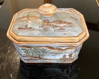 Chinese porcelain decorated in Hong Kong. Hua Ping Tang Zhi… dated 1970 or later