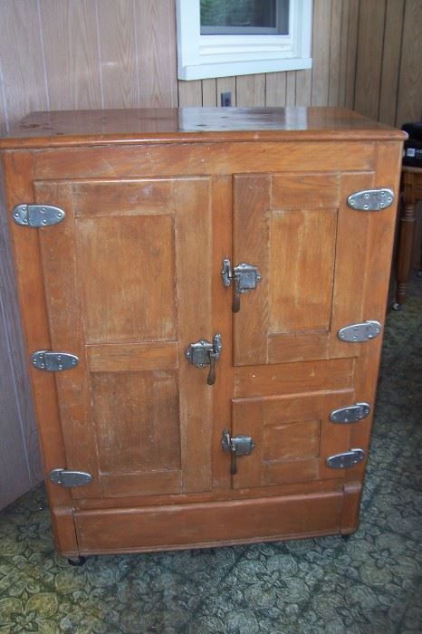 Great old Ice Box.  THIS ITEM HAS A RESERVE IN PLACE AND WILL NOT BE DISCOUNTED!!