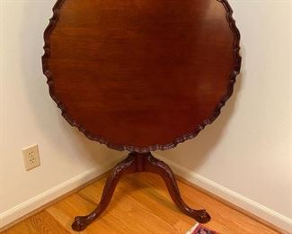 Pie Crust Table